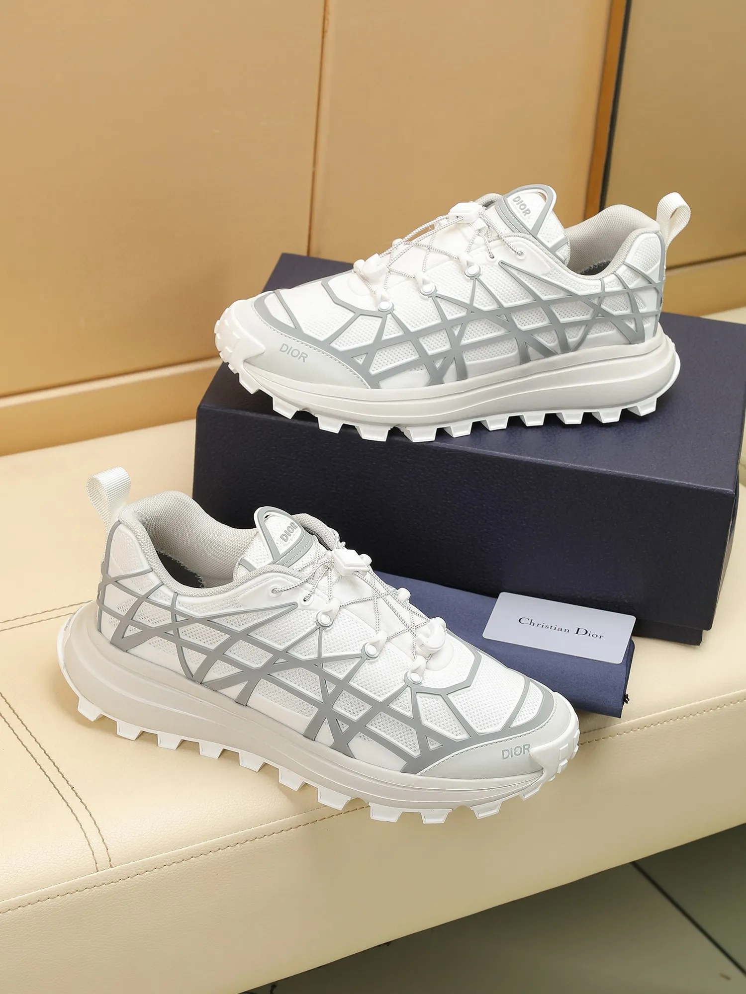 Men's shoes: 500💰Dior sports shoes highlight the fashionable silhouette, decorated with curved cannage pattern, reinterpreting the classic pattern in a structural style, enriching the Dior 2023 summer men's collection. Meticulously crafted using the advanced craftsmanship of hiking shoes, it blends outdoor culture with Dior heritage. Code number 38-44, customized 45